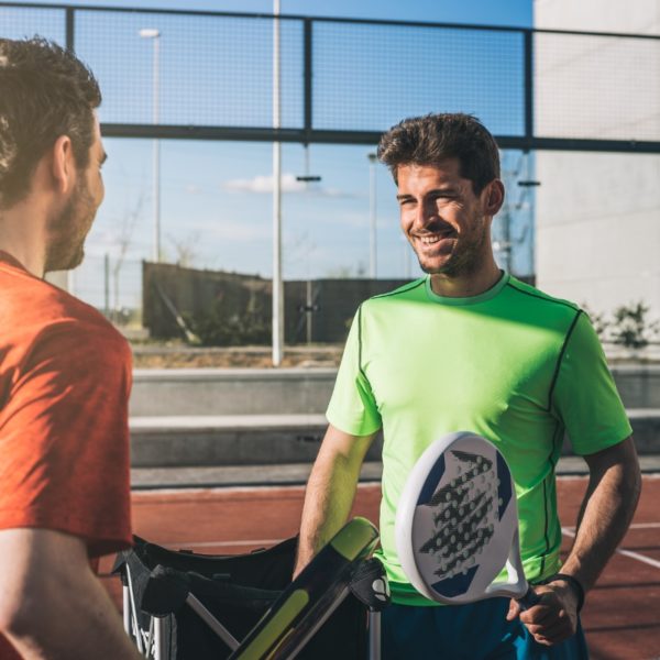 Match de padel sur un terrain de padel