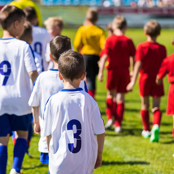 Match de jeunes de club de football amateur