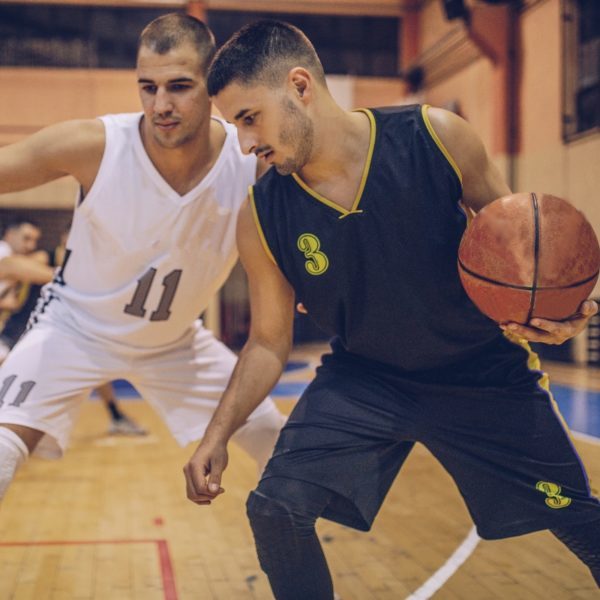 Match de club de basketball amateur