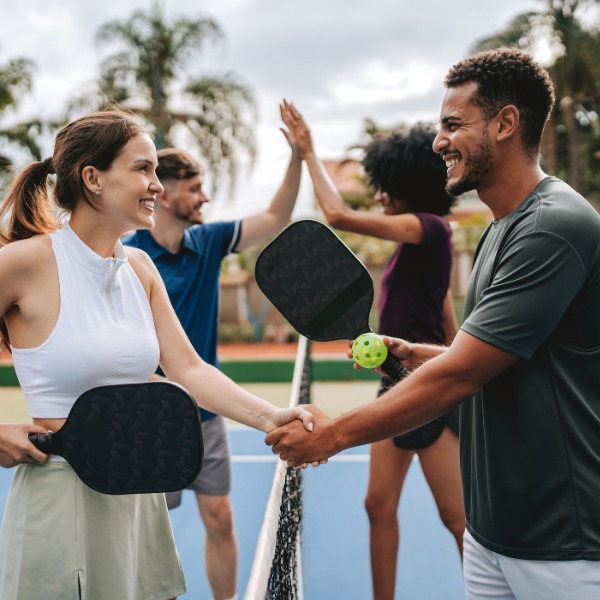 Partie de pickleball dans des infrastructures sportives