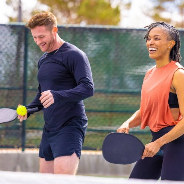 Match de pickleball sur un terrain de pickleball