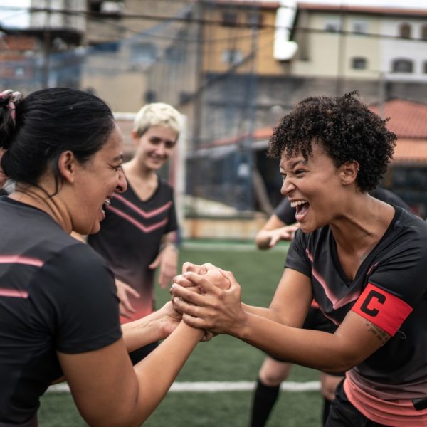 Une capitaine célébrant une victoire avec son équipe de sport collectif