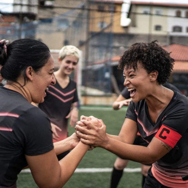 Une capitaine célébrant une victoire avec son équipe de football féminin